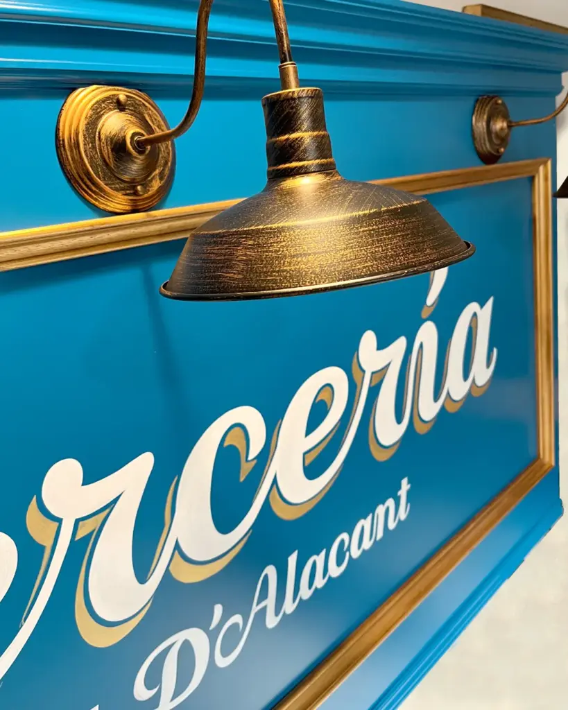Fachada con Rótulo de Madera Estilo Vintage